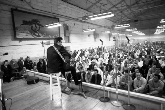 Johnny Cash: &Tau;&rho;&alpha;&gamma;&omicron;&upsilon;&delta;&omega;́&nu;&tau;&alpha;&sigmaf; &sigma;&tau;&iota;&sigmaf; &phi;&upsilon;&lambda;&alpha;&kappa;&epsilon;́&sigmaf; &Phi;&omicron;́&lambda;&sigma;&omicron;&mu;