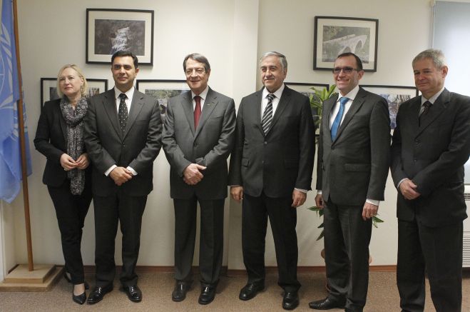 &Omicron;&iota; &delta;&iota;&alpha;&pi;&rho;&alpha;&gamma;&mu;&alpha;&tau;&epsilon;&upsilon;&tau;έ&sigmaf; &sigma;&upsilon;&nu;&epsilon;&chi;ί&zeta;&omicron;&upsilon;&nu; &tau;&iota;&sigmaf; &epsilon;&nu;&tau;&alpha;&tau;&iota;&kappa;έ&sigmaf; &tau;&omicron;&upsilon;&sigmaf; &sigma;&upsilon;&nu;&alpha;&nu;&tau;ή&sigma;&epsilon;&iota;&sigmaf;