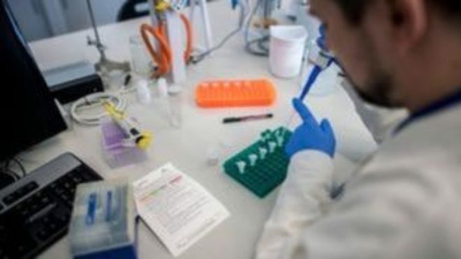 &Kappa;&omicron;ύ&beta;&alpha;: &Pi;&rho;&omega;&tau;&omicron;&sigma;&tau;&alpha;&tau;&epsilon;ί &sigma;&tau;&eta; &laquo;&mu;ά&chi;&eta;&raquo; &gamma;&iota;&alpha; &tau;&eta;&nu; &epsilon;&xi;&epsilon;ύ&rho;&epsilon;&sigma;&eta; &alpha;&pi;&omicron;&tau;&epsilon;&lambda;&epsilon;&sigma;&mu;&alpha;&tau;&iota;&kappa;ή&sigmaf; &theta;&epsilon;&rho;&alpha;&pi;&epsilon;ί&alpha;&sigmaf; &kappa;&alpha;&tau;ά &tau;&omicron;&upsilon; &kappa;&omicron;&rho;&omega;&nu;&omicron;ϊ&omicron;ύ