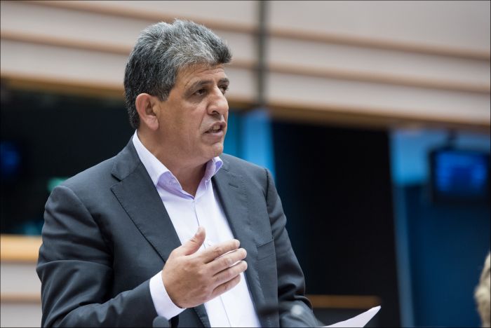 &Eta; &sigma;&upsilon;&mu;&mu;&epsilon;&tau;&omicron;&chi;ή &sigma;&tau;&iota;&sigmaf; &epsilon;&kappa;&lambda;&omicron;&gamma;έ&sigmaf; &epsilon;ί&nu;&alpha;&iota; &alpha;&kappa;ό&mu;&alpha; έ&nu;&alpha; &mu;&epsilon;&tau;&epsilon;&rho;ί&zeta;&iota; &alpha;&gamma;ώ&nu;&alpha;