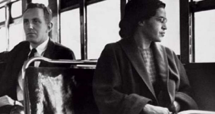 Ό&tau;&alpha;&nu; &eta; &Rho;ό&zeta;&alpha; &alpha;&rho;&nu;ή&theta;&eta;&kappa;&epsilon; &nu;&alpha; &sigma;&eta;&kappa;&omega;&theta;&epsilon;ί &alpha;&pi;ό &tau;&eta; &theta;έ&sigma;&eta; &tau;&eta;&sigmaf; &gamma;&iota;&alpha; &nu;&alpha; &kappa;&alpha;&theta;ί&sigma;&epsilon;&iota; έ&nu;&alpha;&sigmaf; &lambda;&epsilon;&upsilon;&kappa;ό&sigmaf;...