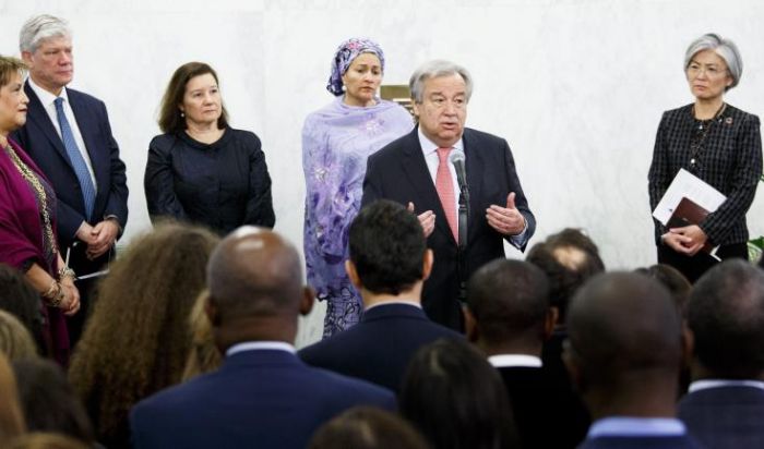 &Sigma;&tau;&iota;&sigmaf; 18:30 &eta; &sigma;&upsilon;&nu;ά&nu;&tau;&eta;&sigma;&eta; &Alpha;&nu;&tau;ό&nu;&iota;&omicron; &Gamma;&kappa;&omicron;&upsilon;&tau;έ&rho;&epsilon;&sigmaf; - &Mu;&pi;&iota;&nu;&alpha;&lambda;ί &Gamma;&iota;&lambda;&nu;&tau;&iota;&rho;ί&mu; &sigma;&tau;&eta;&nu; &Kappa;&omega;&nu;&sigma;&tau;&alpha;&nu;&tau;&iota;&nu;&omicron;ύ&pi;&omicron;&lambda;&eta;