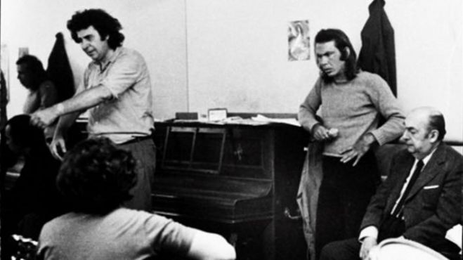 &Kappa;&omicron;&mu;&mu;&omicron;&upsilon;&nu;&iota;&sigma;&tau;&iota;&kappa;ό &Kappa;ό&mu;&mu;&alpha; &Chi;&iota;&lambda;ή&sigmaf;: &Omicron; &Mu;ί&kappa;&eta;&sigmaf; &Theta;&epsilon;&omicron;&delta;&omega;&rho;ά&kappa;&eta;&sigmaf; &sigma;&tau;ά&theta;&eta;&kappa;&epsilon; &alpha;&tau;&alpha;&lambda;ά&nu;&tau;&epsilon;&upsilon;&tau;&alpha; &sigma;&tau;&omicron; &pi;&lambda;&epsilon;&upsilon;&rho;ό &tau;&omicron;&upsilon; &lambda;&alpha;&omicron;ύ &tau;&eta;&sigmaf; &Chi;&iota;&lambda;ή&sigmaf;