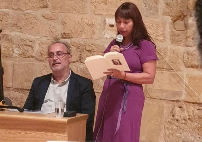 &Pi;&alpha;&rho;&omicron;&upsilon;&sigma;&iota;ά&sigma;&tau;&eta;&kappa;&epsilon; &eta; &pi;&omicron;&iota;&eta;&tau;&iota;&kappa;ή &sigma;&upsilon;&lambda;&lambda;&omicron;&gamma;ή &laquo;...&Pi;ά&nu;&tau;&omega;&nu; &tau;&omega;&nu; &alpha;&omicron;&rho;ά&tau;&omega;&nu;&raquo;