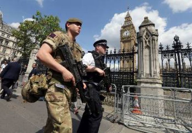 &Beta;&rho;&epsilon;&tau;&alpha;&nu;ί&alpha;: &Sigma;&tau;&iota;&sigmaf; &kappa;ά&lambda;&pi;&epsilon;&sigmaf; &epsilon;&nu; &mu;έ&sigma;&omega; &pi;&alpha;&zeta;&alpha;&rho;&iota;&omicron;ύ &gamma;&iota;&alpha; &tau;&omicron; Brexit, &delta;&iota;&epsilon;ύ&rho;&upsilon;&nu;&sigma;&eta;&sigmaf; &tau;&eta;&sigmaf; &phi;&tau;ώ&chi;&epsilon;&iota;&alpha;&sigmaf; &kappa;&alpha;&iota; &tau;&rho;&omicron;&mu;&omicron;&phi;&omicron;&beta;ί&alpha;&sigmaf;