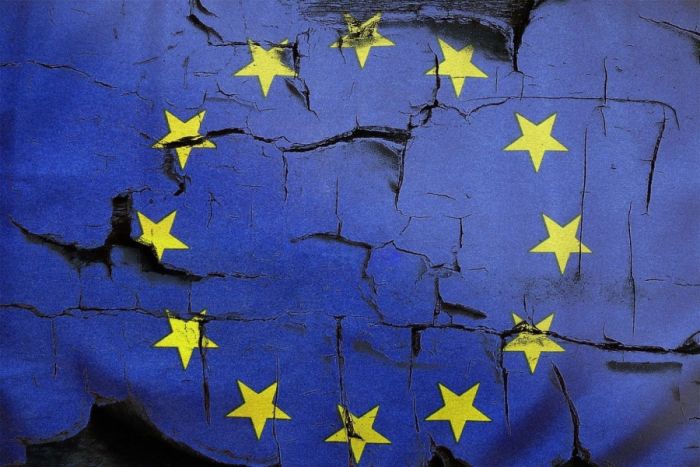 &Epsilon;&upsilon;&rho;&omega;&pi;&alpha;ϊ&kappa;ή Έ&nu;&omega;&sigma;&eta;: &Pi;&alpha;&zeta;ά&rho;&iota;&alpha;, &alpha;&nu;&tau;&alpha;&gamma;&omega;&nu;&iota;&sigma;&mu;&omicron;ί &kappa;&alpha;&iota; &epsilon;&pi;&epsilon;&rho;&chi;ό&mu;&epsilon;&nu;&alpha; &kappa;&omicron;&rho;&omega;&nu;&omicron;-&Mu;&nu;&eta;&mu;ό&nu;&iota;&alpha; &epsilon;&pi;ί &pi;&tau;&omega;&mu;ά&tau;&omega;&nu;!