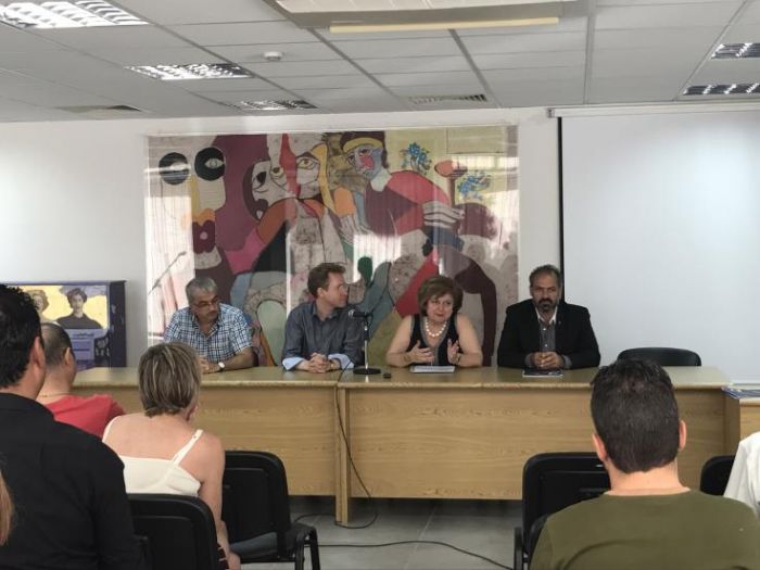 &Eta; &Sigma;&upsilon;&mu;&phi;&omega;&nu;&iota;&kappa;ή &Omicron;&rho;&chi;ή&sigma;&tau;&rho;&alpha; &Kappa;ύ&pi;&rho;&omicron;&upsilon; &pi;&alpha;&rho;&omicron;&upsilon;&sigma;ί&alpha;&sigma;&epsilon; &tau;&omicron;&nu; &nu;έ&omicron; &Kappa;&alpha;&lambda;&lambda;&iota;&tau;&epsilon;&chi;&nu;&iota;&kappa;ό &Delta;&iota;&epsilon;&upsilon;&theta;&upsilon;&nu;&tau;ή &kappa;&alpha;&iota; &Mu;&alpha;έ&sigma;&tau;&rho;&omicron; &tau;&eta;&sigmaf;