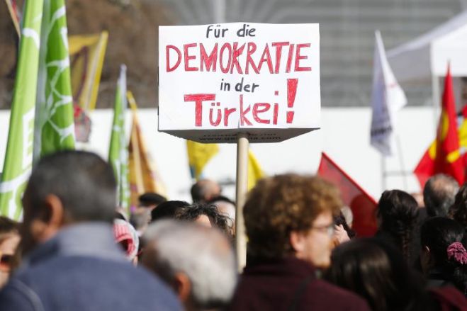 &Eta; &Tau;&omicron;&upsilon;&rho;&kappa;ί&alpha; &delta;&iota;&omicron;&lambda;&iota;&sigma;&theta;&alpha;ί&nu;&epsilon;&iota; &sigma;&tau;&omicron;&nu; &alpha;&pi;&omicron;&lambda;&upsilon;&tau;&alpha;&rho;&chi;&iota;&sigma;&mu;ό