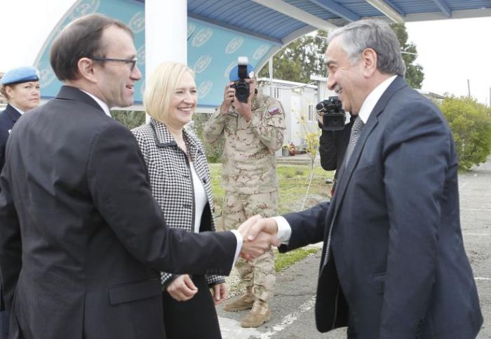 &Tau;&eta; &mu;&iota;&sigma;ή &pi;&rho;&alpha;&gamma;&mu;&alpha;&tau;&iota;&kappa;ό&tau;&eta;&tau;&alpha; &epsilon;ί&pi;&epsilon; &chi;&theta;&epsilon;&sigmaf; &omicron; Έ&iota;&nu;&tau;&epsilon;!