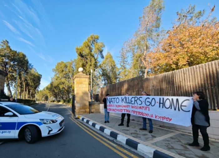 &Kappa;&omicron;&mu;&mu;&omicron;&upsilon;&nu;&iota;&sigma;&tau;&iota;&kappa;ή &Pi;&rho;&omega;&tau;&omicron;&beta;&omicron;&upsilon;&lambda;ί&alpha; &Kappa;ύ&pi;&rho;&omicron;&upsilon;: &Omicron;ύ&tau;&epsilon; &gamma;&eta;, &omicron;ύ&tau;&epsilon; &nu;&epsilon;&rho;ό &sigma;&tau;&omicron;&upsilon;&sigmaf; &phi;&omicron;&nu;&iota;ά&delta;&epsilon;&sigmaf; &tau;&omega;&nu; &lambda;&alpha;ώ&nu;