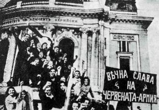 9 &Mu;ά&eta; 1945: &Delta;&epsilon;&nu; &delta;&iota;&alpha;&sigma;&tau;&rho;&epsilon;&beta;&lambda;ώ&nu;&epsilon;&tau;&alpha;&iota;, &delta;&epsilon;&nu; &laquo;&alpha;&xi;&iota;&omicron;&pi;&omicron;&iota;&epsilon;ί&tau;&alpha;&iota;&raquo;...