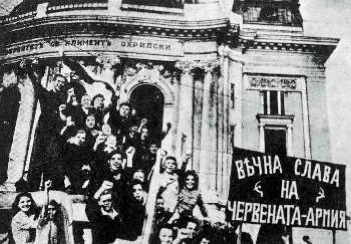9 &Mu;ά&eta; 1945: &Delta;&epsilon;&nu; &delta;&iota;&alpha;&sigma;&tau;&rho;&epsilon;&beta;&lambda;ώ&nu;&epsilon;&tau;&alpha;&iota;, &delta;&epsilon;&nu; &laquo;&alpha;&xi;&iota;&omicron;&pi;&omicron;&iota;&epsilon;ί&tau;&alpha;&iota;&raquo;...