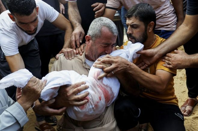 Γάζα, ένα τεράστιο νεκροταφείο 4.000 παιδιών έναντι των οποίων ο δολοφόνος “αμύνεται νόμιμα”!