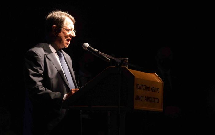 Ό&tau;&alpha;&nu; &omicron; &Alpha;&nu;&alpha;&sigma;&tau;&alpha;&sigma;&iota;ά&delta;&eta;&sigmaf; &tau;&omicron;&rho;&pi;&iota;&lambda;&lambda;ί&zeta;&epsilon;&iota; &tau;&eta;&nu; &epsilon;&nu;ό&tau;&eta;&tau;&alpha; &tau;&eta;&nu; &omicron;&pi;&omicron;ί&alpha; &omicron; ί&delta;&iota;&omicron;&sigmaf; &zeta;&eta;&tau;ά &alpha;&pi;ό &tau;&omicron;&upsilon;&sigmaf; ά&lambda;&lambda;&omicron;&upsilon;&sigmaf;...