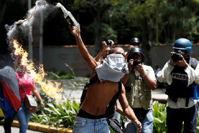 &Tau;&epsilon;&lambda;&iota;&kappa;ά &pi;&omicron;&iota;&omicron;&sigmaf; &sigma;&kappa;&omicron;&tau;ώ&nu;&epsilon;&iota; &pi;&omicron;&iota;ό&nu; &sigma;&tau;&eta; &Beta;&epsilon;&nu;&epsilon;&zeta;&omicron;&upsilon;έ&lambda;&alpha;;