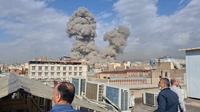 &Omicron;&iota; &Eta;&Pi;&Alpha; &delta;&iota;&epsilon;&xi;ά&gamma;&omicron;&upsilon;&nu; &laquo;&mu;&epsilon;&gamma;ά&lambda;&omicron; &pi;ό&lambda;&epsilon;&mu;&omicron;&raquo; &epsilon;&nu;&alpha;&nu;&tau;ί&omicron;&nu; &tau;&omicron;&upsilon; &Iota;&rho;ά&nu;