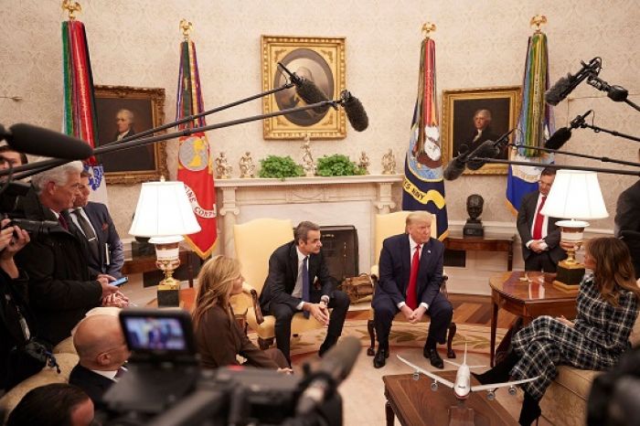 &Sigma;&upsilon;&nu;ά&nu;&tau;&eta;&sigma;&eta; &Mu;&eta;&tau;&sigma;&omicron;&tau;ά&kappa;&eta;: &Tau;&rho;&alpha;&mu;&pi;- &Mu;&iota;&alpha; ά&kappa;&rho;&omega;&sigmaf; &alpha;&nu;&eta;&sigma;&upsilon;&chi;&eta;&tau;&iota;&kappa;ή &epsilon;&iota;&kappa;ό&nu;&alpha;