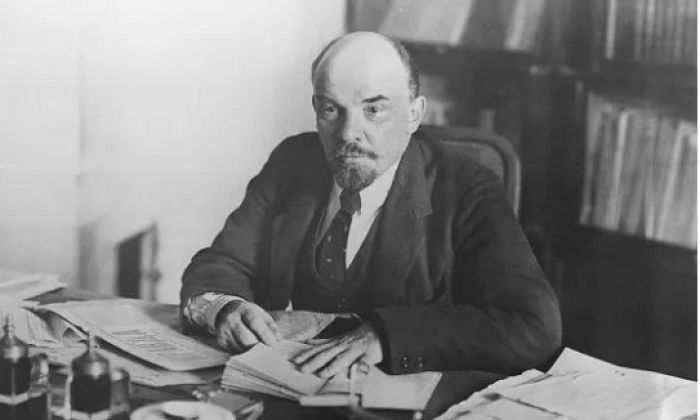 Γράμμα του Λένιν την παραμονή της Επανάστασης προς τα μέλη της ΚΕ ΣΔΕΚΡ (Μπ.)