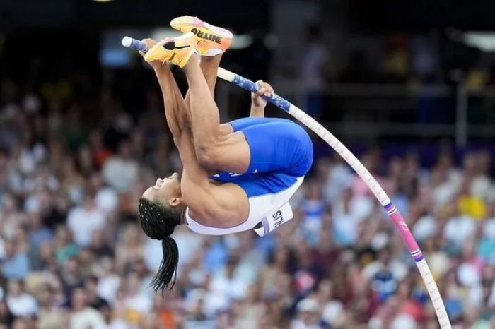 &Omicron; &Epsilon;&mu;&mu;&alpha;&nu;&omicron;&upsilon;ή&lambda; &Kappa;&alpha;&rho;&alpha;&lambda;ή&sigmaf; &kappa;&alpha;&tau;έ&rho;&rho;&iota;&psi;&epsilon; &tau;&omicron; &pi;&alpha;&nu;&epsilon;&lambda;&lambda;ή&nu;&iota;&omicron; &rho;&epsilon;&kappa;ό&rho; &mu;&epsilon; ά&lambda;&mu;&alpha; &sigma;&tau;&alpha; 6 &mu;έ&tau;&rho;&alpha;!