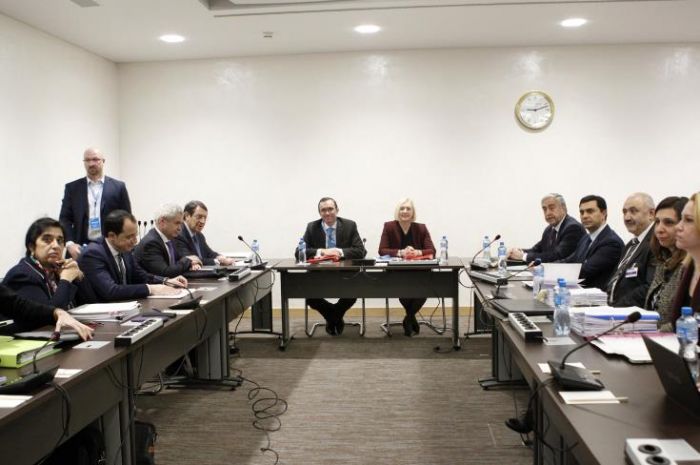 &Omicron;&iota; &epsilon;&pi;&iota;&chi;&epsilon;&iota;&rho;&eta;&mu;&alpha;&tau;ί&epsilon;&sigmaf; &upsilon;&pi;έ&rho; &tau;&eta;&sigmaf; &lambda;ύ&sigma;&eta;&sigmaf;, &omicron;&iota; &mu;&iota;&sigma;&theta;&omega;&tau;&omicron;ί &epsilon;&rho;&gamma;&alpha;&zeta;ό&mu;&epsilon;&nu;&omicron;&iota; ό&chi;&iota;;