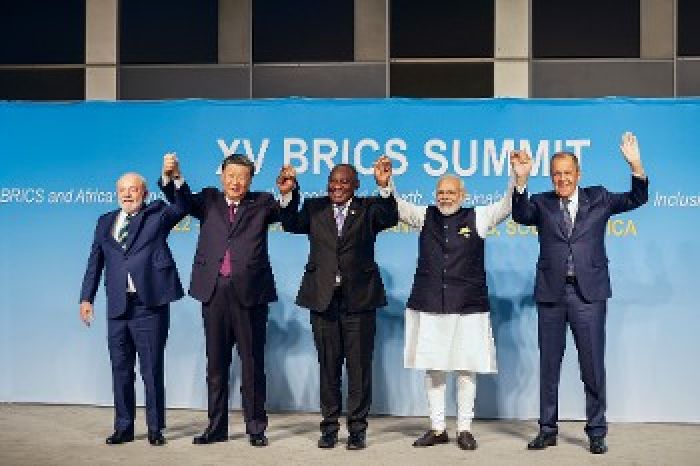 &Sigma;ύ&nu;&omicron;&delta;&omicron;&sigmaf; &kappa;&omicron;&rho;&upsilon;&phi;ή&sigmaf; BRICS: &Alpha;&pi;ό&phi;&alpha;&sigma;&eta; &delta;&iota;&epsilon;ύ&rho;&upsilon;&nu;&sigma;&eta;&sigmaf; &sigma;&epsilon; &sigma;&upsilon;&nu;&theta;ή&kappa;&epsilon;&sigmaf; &alpha;&nu;&alpha;&delta;&iota;&alpha;&tau;ά&xi;&epsilon;&omega;&nu; &kappa;&alpha;&iota; &sigma;&phi;&omicron;&delta;&rho;ώ&nu; &alpha;&nu;&tau;&alpha;&gamma;&omega;&nu;&iota;&sigma;&mu;ώ&nu;