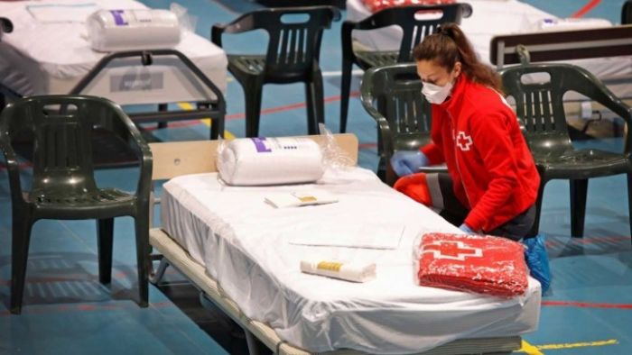 &Iota;&sigma;&pi;&alpha;&nu;ί&alpha;: 950 &nu;&epsilon;&kappa;&rho;&omicron;ί &alpha;&pi;ό &kappa;&omicron;&rho;&omega;&nu;&omicron;ϊό &sigma;&epsilon; &mu;&iota;&alpha; &nu;ύ&chi;&tau;&alpha;!
