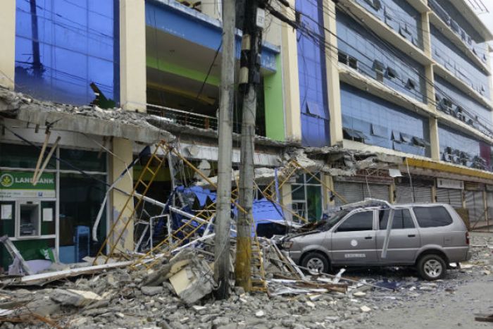 &Phi;&iota;&lambda;&iota;&pi;&pi;ί&nu;&epsilon;&sigmaf;: &Nu;&epsilon;&kappa;&rho;&omicron;ί &kappa;&alpha;&iota; &kappa;&alpha;&tau;&alpha;&sigma;&tau;&rho;&omicron;&phi;έ&sigmaf; &alpha;&pi;ό &sigma;&epsilon;&iota;&sigma;&mu;ό 6,5 &Rho;ί&chi;&tau;&epsilon;&rho;