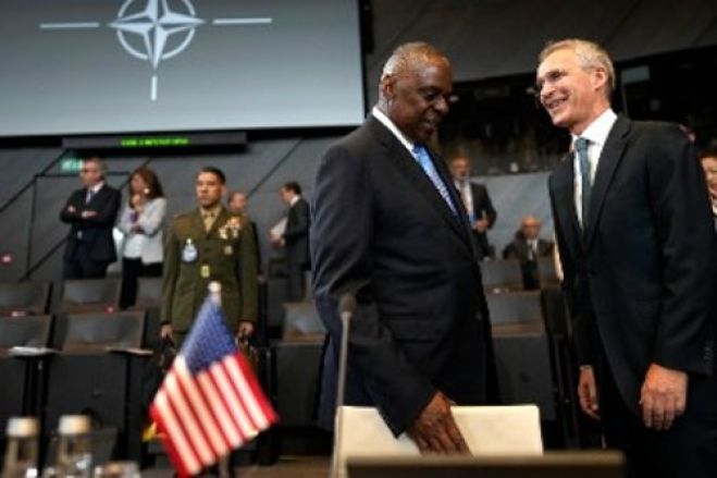 &Sigma;ύ&nu;&omicron;&delta;&omicron;&sigmaf; &kappa;&omicron;&rho;&upsilon;&phi;ή&sigmaf; NATO: &laquo;&Pi;&omicron;&lambda;&epsilon;&mu;&iota;&kappa;ό &sigma;&upsilon;&mu;&beta;&omicron;ύ&lambda;&iota;&omicron;&raquo; &mu;&epsilon; &alpha;&tau;&zeta;έ&nu;&tau;&alpha; - &phi;&omega;&tau;&iota;ά &gamma;&iota;&alpha; &tau;&omicron;&upsilon;&sigmaf; &lambda;&alpha;&omicron;ύ&sigmaf;