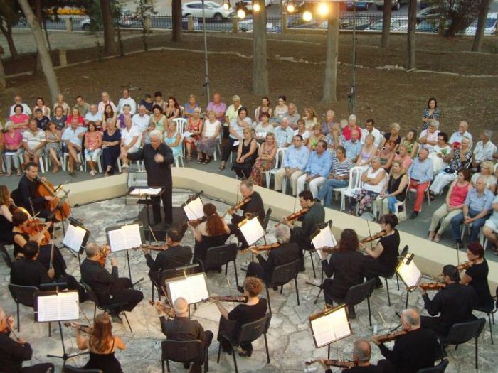 &Sigma;&upsilon;&mu;&phi;&omega;&nu;&iota;&kappa;ή &Omicron;&rho;&chi;ή&sigma;&tau;&rho;&alpha; &Kappa;ύ&pi;&rho;&omicron;&upsilon;: &laquo;&Mu;&alpha;&nu;ί&kappa;&iota;&alpha; &psi;&eta;&lambda;ά&raquo;...