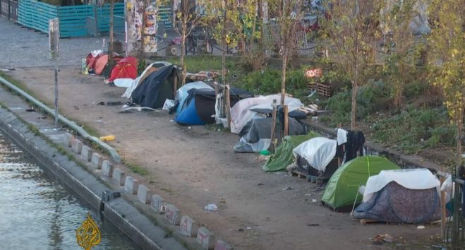 &Gamma;&alpha;&lambda;&lambda;ί&alpha;: &Chi;&iota;&lambda;&iota;ά&delta;&epsilon;&sigmaf; ά&sigma;&tau;&epsilon;&gamma;&alpha; &pi;&alpha;&iota;&delta;&iota;ά &kappa;&omicron;&iota;&mu;&omicron;ύ&nu;&tau;&alpha;&iota; &sigma;&tau;&omicron;&upsilon;&sigmaf; &delta;&rho;ό&mu;&omicron;&upsilon;&sigmaf;
