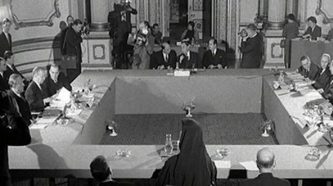 1959: &Eta; &Kappa;ύ&pi;&rho;&omicron;&sigmaf; &sigma;&tau;&omicron; &laquo;&pi;&alpha;&zeta;ά&rho;&iota;&raquo; &tau;&omicron;&upsilon; &Lambda;&omicron;&nu;&delta;ί&nu;&omicron;&upsilon;