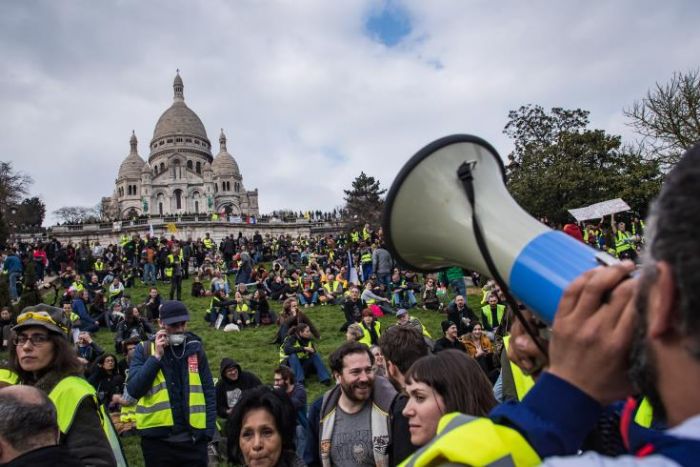 Γαλλία: Χιλιάδες άνθρωποι στους δρόμους, παρά την απαγόρευση των διαδηλώσεων