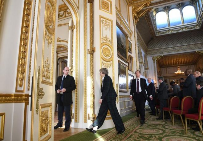 &Pi;&rho;&omicron;&sigmaf; &laquo;&sigma;&kappa;&lambda;&eta;&rho;ό&raquo; Brexit &kappa;&alpha;&iota; &epsilon;&pi;&iota;&sigma;ή&mu;&omega;&sigmaf; &eta; &Tau;&epsilon;&rho;έ&zeta;&alpha; &Mu;έ&iota;