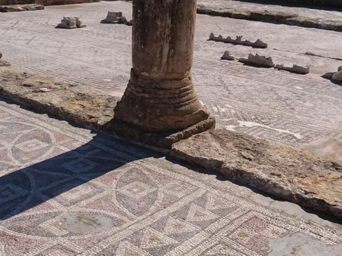 &Pi;&alpha;&rho;&alpha;&delta;ό&theta;&eta;&kappa;&alpha;&nu; &sigma;&upsilon;&nu;&tau;&eta;&rho;&eta;&mu;έ&nu;&alpha; &delta;ύ&omicron; &mu;&omicron;&nu;&alpha;&delta;&iota;&kappa;ά &mu;&nu;&eta;&mu;&epsilon;ί&alpha; &tau;&eta;&sigmaf; &Kappa;&alpha;&rho;&pi;&alpha;&sigma;ί&alpha;&sigmaf;