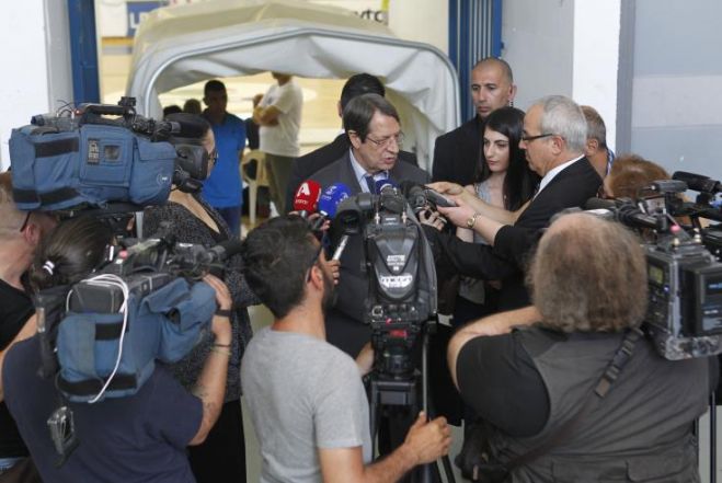 &Sigma;&upsilon;&nu;έ&chi;&epsilon;&iota;&alpha; &kappa;&alpha;&iota; &sigma;ή&mu;&epsilon;&rho;&alpha; &sigma;&tau;&eta;&nu; &kappa;ό&nu;&tau;&rho;&alpha; &mu;&epsilon; Έ&iota;&nu;&tau;&epsilon;