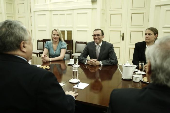 &Kappa;&alpha;&iota; &tau;ώ&rho;&alpha;... &alpha;&delta;&iota;έ&xi;&omicron;&delta;&omicron;, &lambda;έ&nu;&epsilon;, &sigma;&tau;&omicron; &Kappa;&upsilon;&pi;&rho;&iota;&alpha;&kappa;ό; &Mu;&alpha;... &sigma;&omicron;&beta;&alpha;&rho;ά;