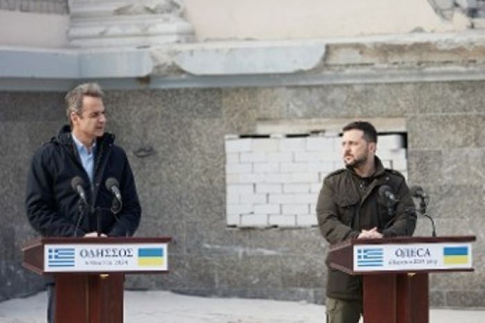 &Epsilon;&upsilon;&rho;&omega;&omicron;&mu;ό&lambda;&omicron;&gamma;&alpha; &pi;&omicron;&lambda;έ&mu;&omicron;&upsilon; &zeta;&eta;&tau;ά&epsilon;&iota; &omicron; &Mu;&eta;&tau;&sigma;&omicron;&tau;ά&kappa;&eta;&sigmaf; &kappa;&alpha;&iota; &kappa;&lambda;&epsilon;ί&nu;&epsilon;&iota; &laquo;&sigma;&upsilon;&mu;&phi;&omega;&nu;ί&epsilon;&sigmaf; &alpha;&sigma;&phi;&alpha;&lambda;&epsilon;ί&alpha;&sigmaf;&raquo; &mu;&epsilon; &tau;&eta;&nu; &Omicron;&upsilon;&kappa;&rho;&alpha;&nu;ί&alpha;