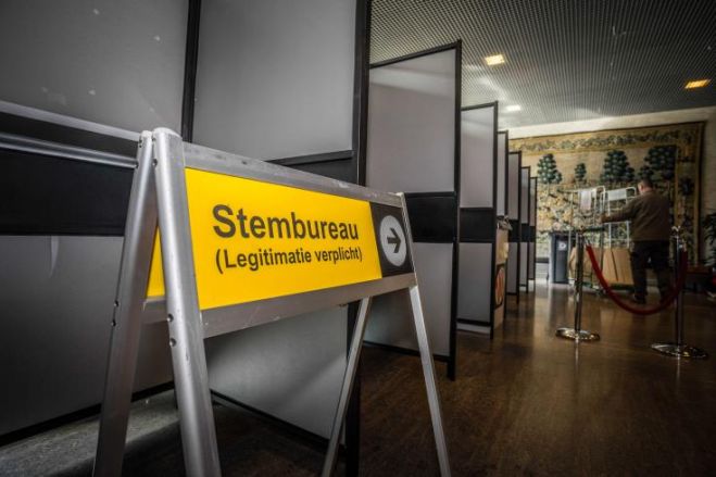 &Omicron;&iota; &Omicron;&lambda;&lambda;&alpha;&nu;&delta;&omicron;ί &pi;&rho;&omicron;&sigma;έ&rho;&chi;&omicron;&nu;&tau;&alpha;&iota; &sigma;&tau;&iota;&sigmaf; &kappa;ά&lambda;&pi;&epsilon;&sigmaf;