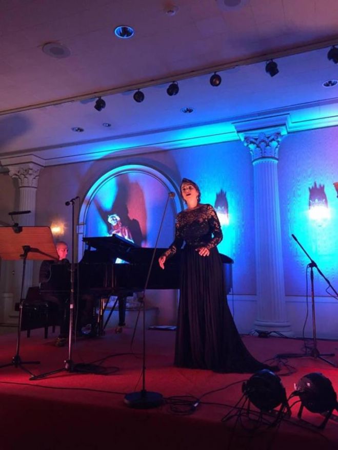 &Mu;ά&gamma;&epsilon;&psi;&epsilon; &tau;&omicron; &kappa;&omicron;&iota;&nu;ό &tau;&eta;&sigmaf; &Pi;ά&phi;&omicron;&upsilon; &eta; &upsilon;&psi;ί&phi;&omega;&nu;&omicron;&sigmaf; Ester Ustaeva