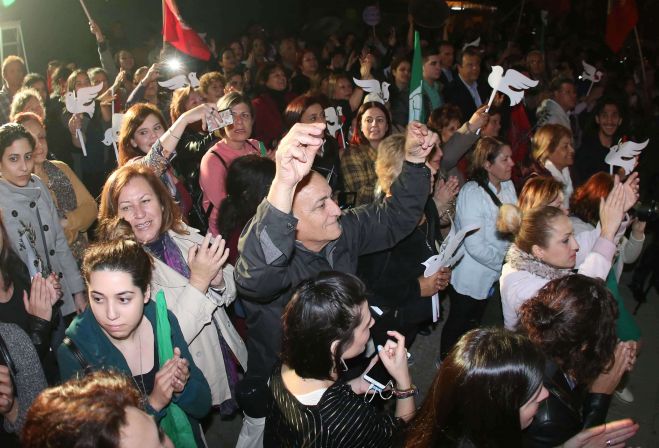 &Epsilon;&kappa;&alpha;&tau;&omicron;&nu;&tau;ά&delta;&epsilon;&sigmaf; &gamma;&upsilon;&nu;&alpha;ί&kappa;&epsilon;&sigmaf; &alpha;&pi;ό &tau;&iota;&sigmaf; &delta;ύ&omicron; &pi;&lambda;&epsilon;&upsilon;&rho;έ&sigmaf; &phi;ώ&nu;&alpha;&xi;&alpha;&nu; &upsilon;&pi;έ&rho; &tau;&eta;&sigmaf; &epsilon;&iota;&rho;ή&nu;&eta;&sigmaf;